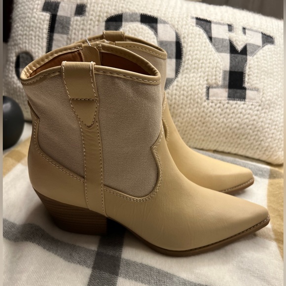 Universal Thread/Kay, off white western ankle boots, various sizes - Picture 5 of 10